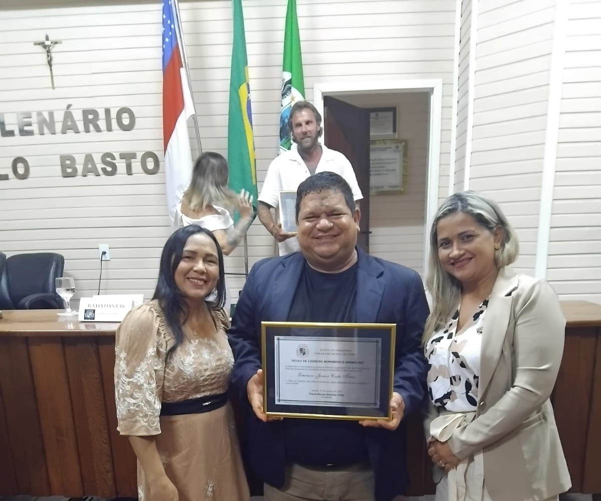 O Rev Emerson Junior Torres, recebe o diploma de "Hora ao Mérito".
